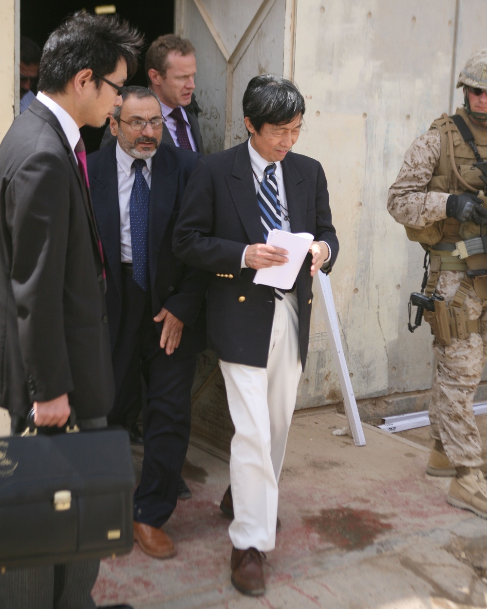 Japanese Ambassador to Iraq tours hospital