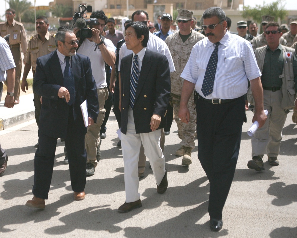 Japanese Ambassador to Iraq tours hospital