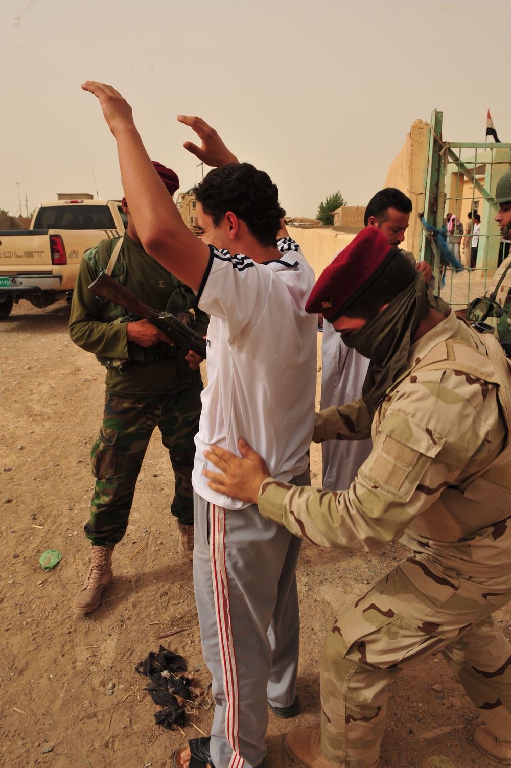 U.S., Iraqi soldiers work together to capture terror suspects