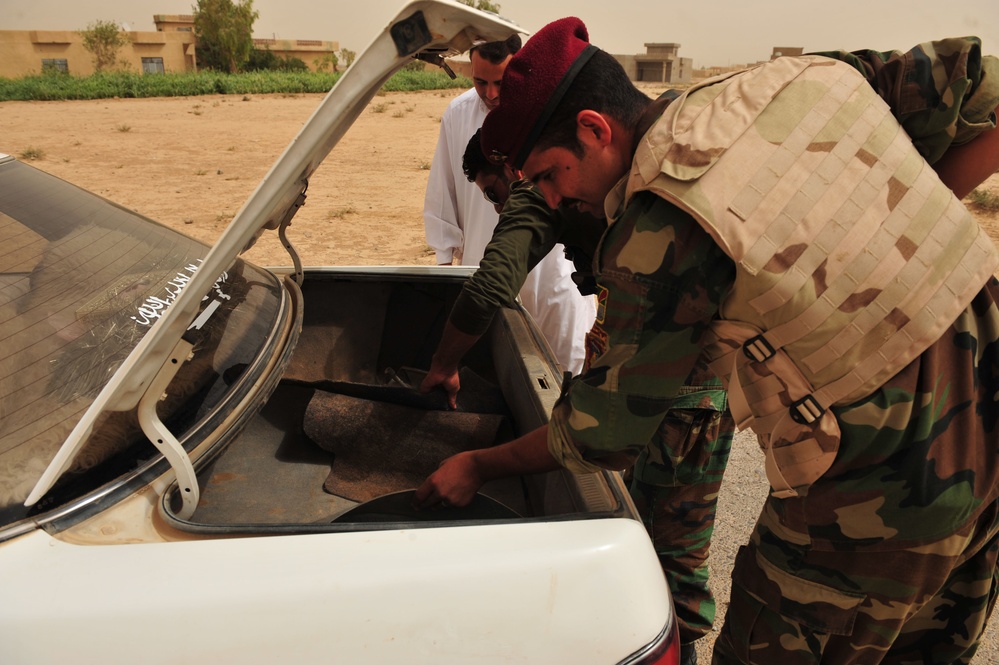 U.S., Iraqi soldiers work together to capture terror suspects