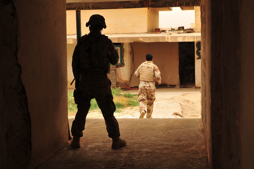 U.S., Iraqi soldiers work together to capture terror suspects