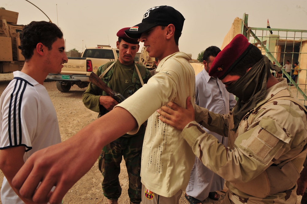 U.S., Iraqi soldiers work together to capture terror suspects