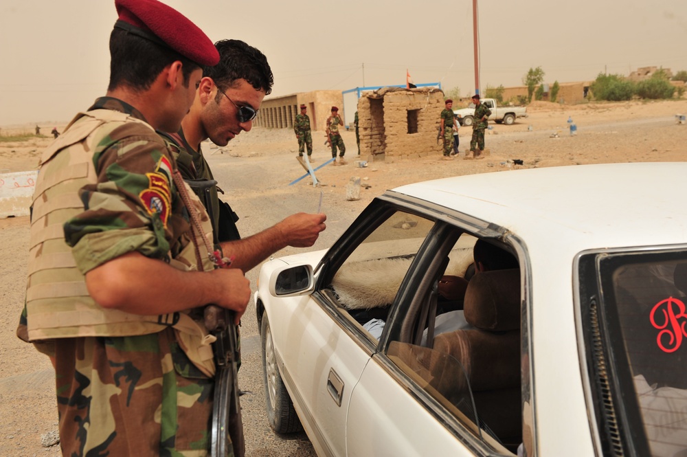 U.S., Iraqi soldiers work together to capture terror suspects