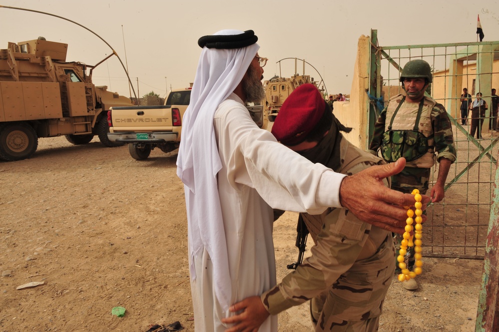 U.S., Iraqi soldiers work together to capture terror suspects