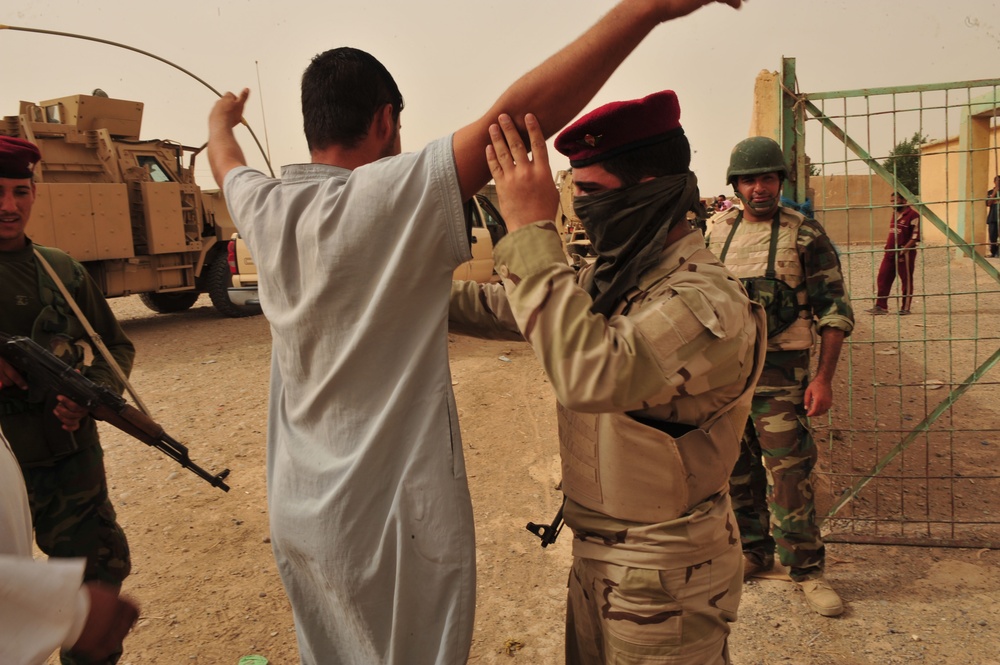 U.S., Iraqi soldiers work together to capture terror suspects