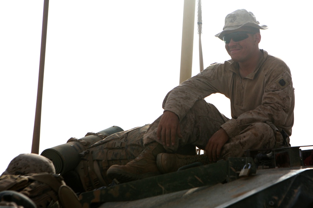 3rd Light Armored Reconnaissance Battalion Marines conduct Nineveh province patrol