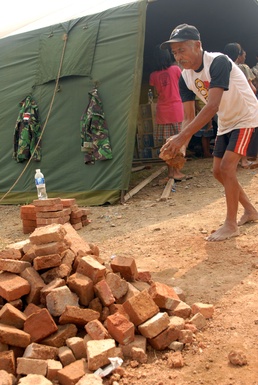 Tentara Nasional Indonesia-Ankatan Darat, U.S. engineers work to complete baby care clinic