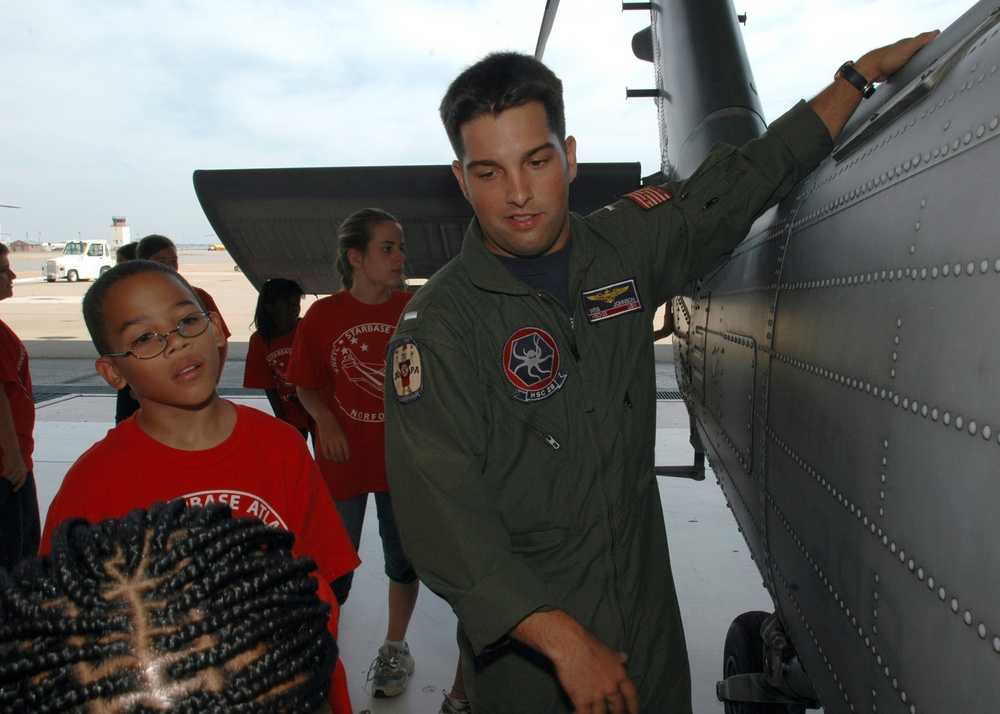 Students visit squadron to learn about helicopter aviation