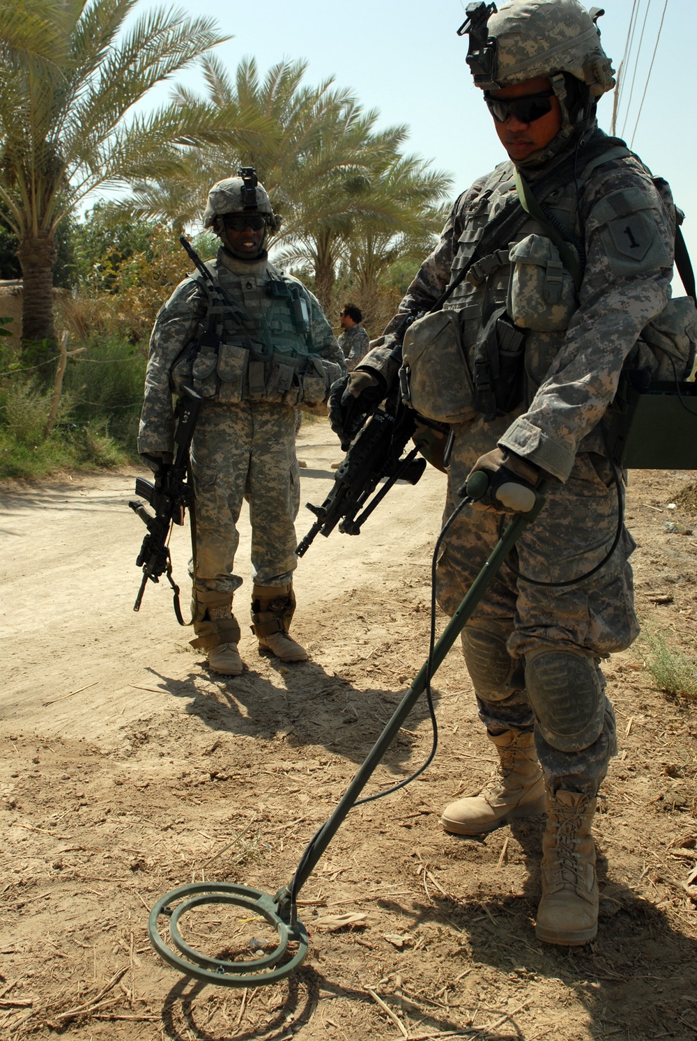 Dagger Soldiers, Iraqi Army search sand, swamp for weapons