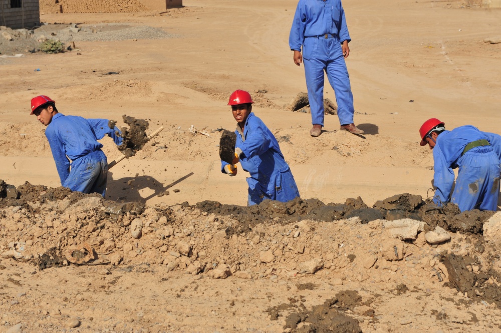 Soldiers inspect Kirkuk landfills