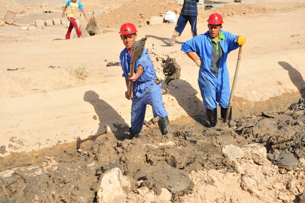 Soldiers inspect Kirkuk landfills