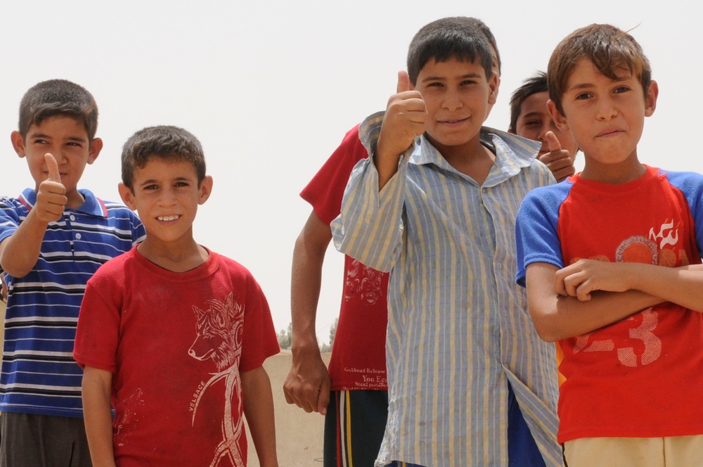 Soldier's help refurbish school