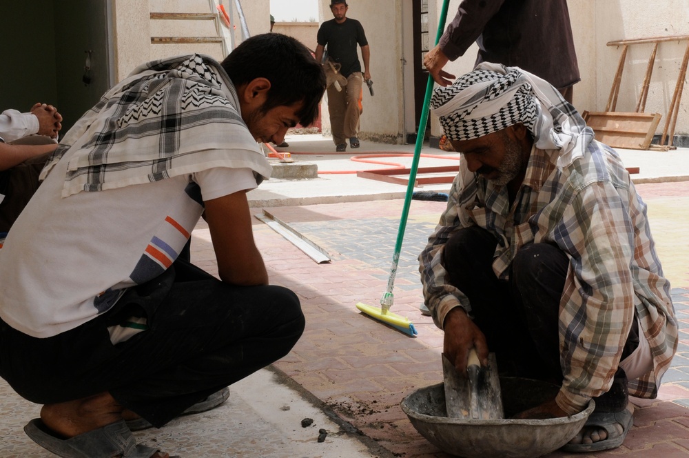 Soldier's help refurbish school