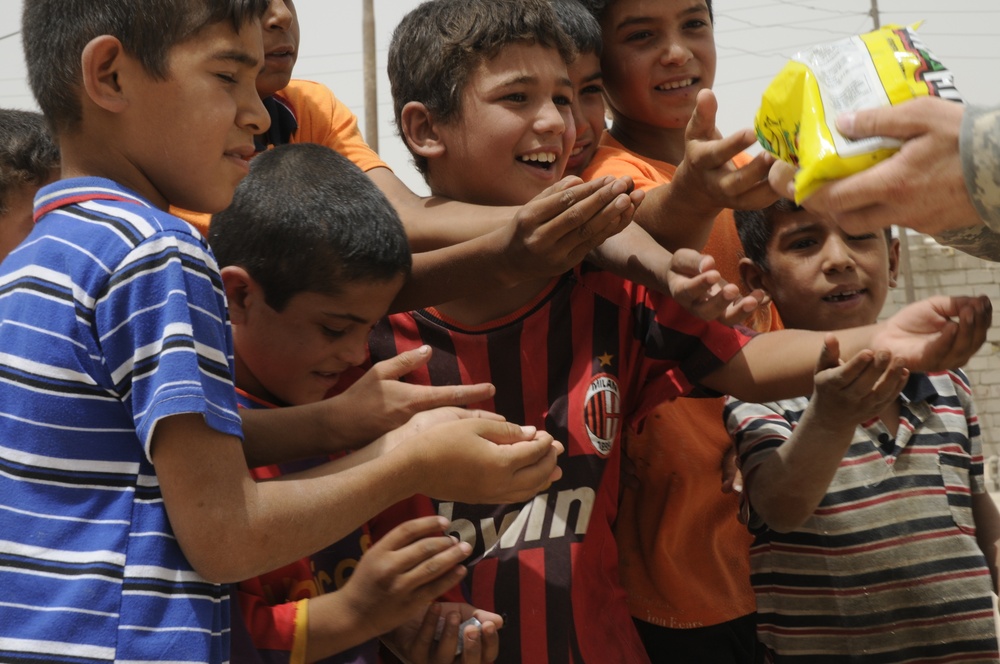 Soldier's help refurbish school