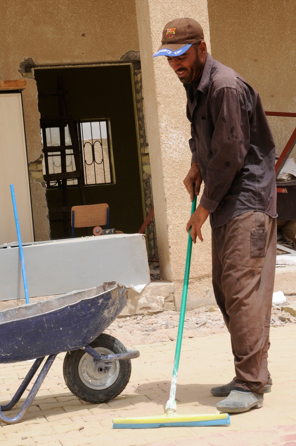 Soldier's help refurbish school