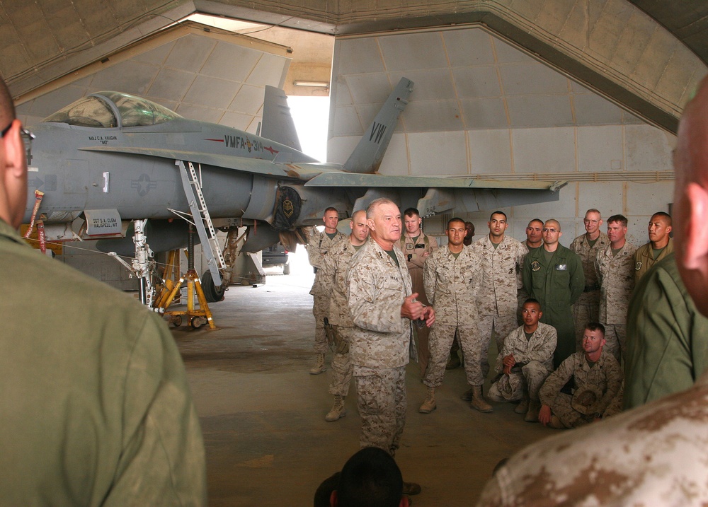 II Marine Expeditionary Force commanding general visits Marines in Iraq