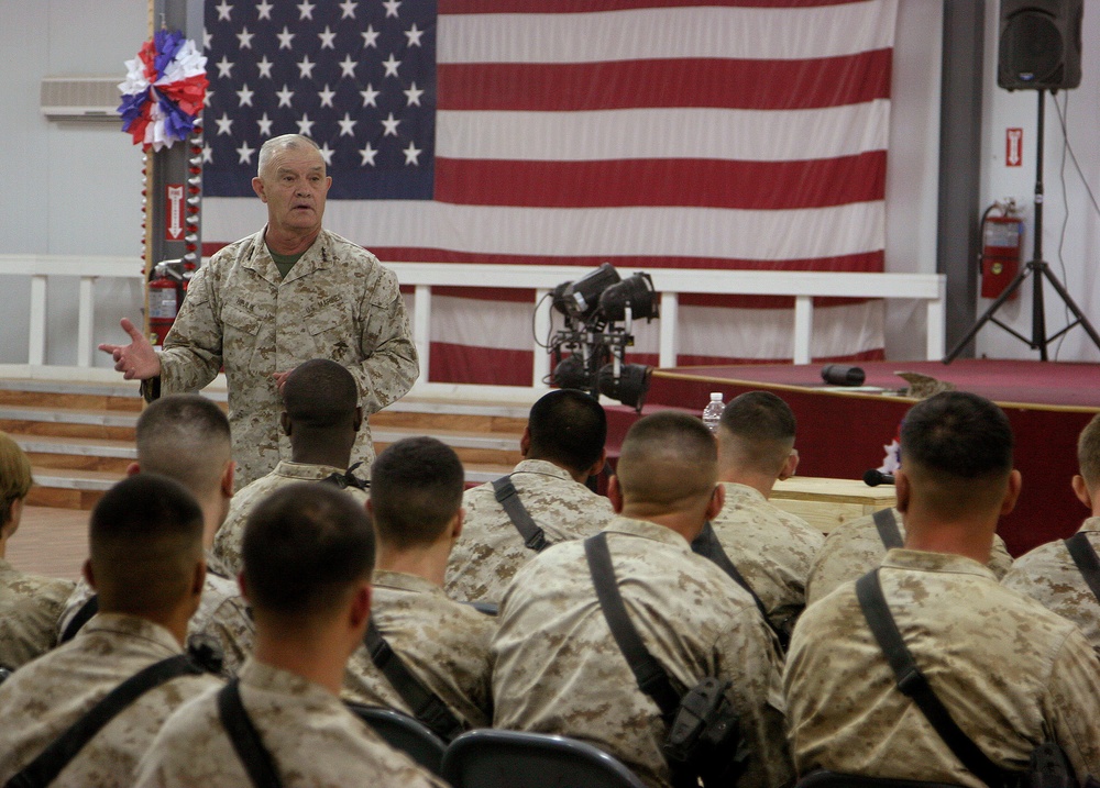 II Marine Expeditionary Force commanding general visits Marines in Iraq