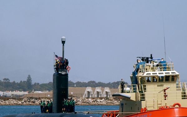 USS Topeka on the big screen