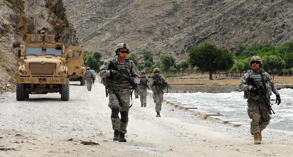 1st Infantry Division Soldiers welcome 4th Infantry Division replacements