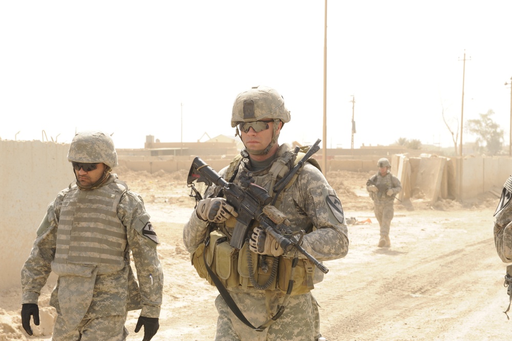 Soldiers Visit Site of New Joint Security Center