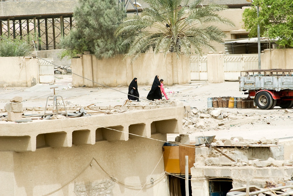 Soldiers Visit Future of Basra Vocational Technology School