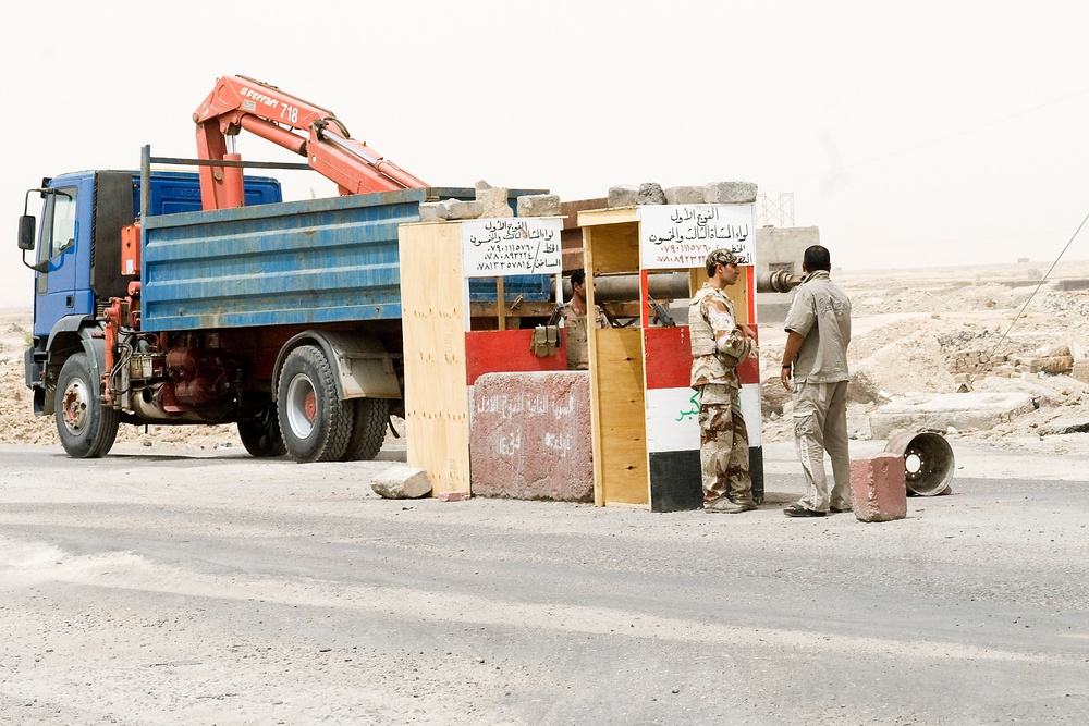 Soldiers Visit Future of Basra Vocational Technology School