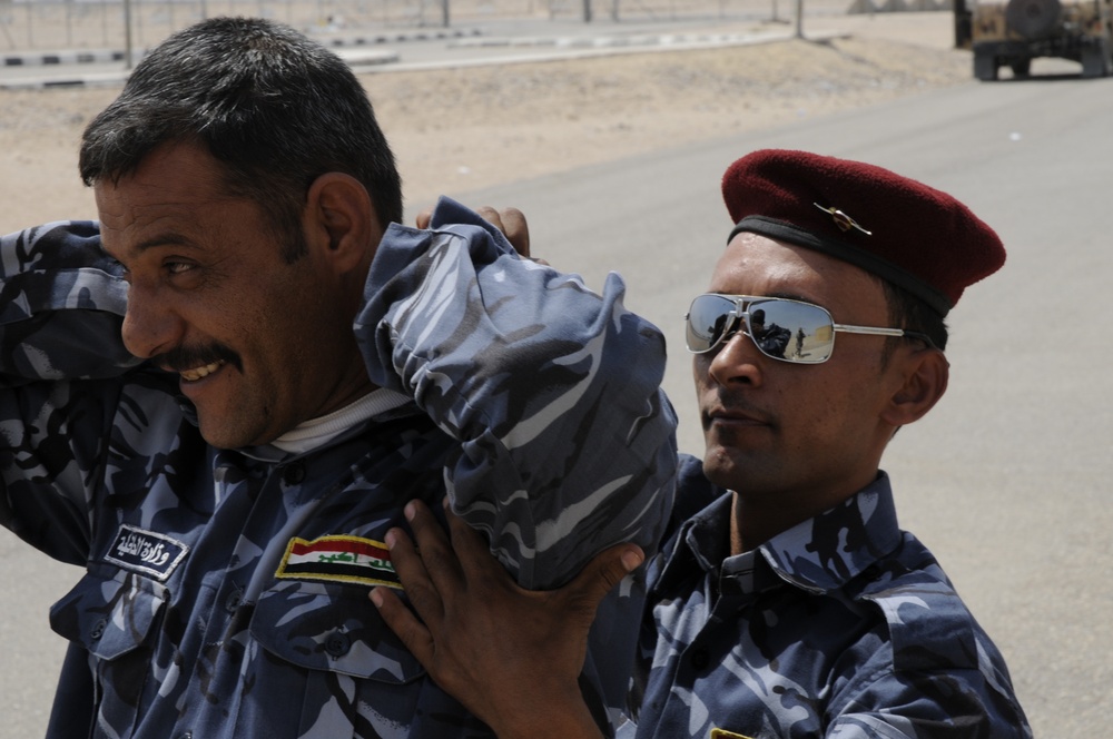 U.S. Soldiers Train Iraqis on Vehicle and Personnel Searches