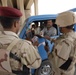 US soldiers assist Iraqis at checkpoints
