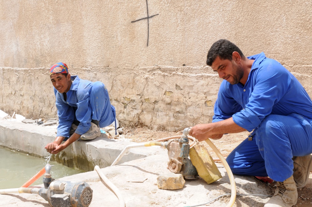 Iraqi Construction Workers Make Progress on Basra Talent School