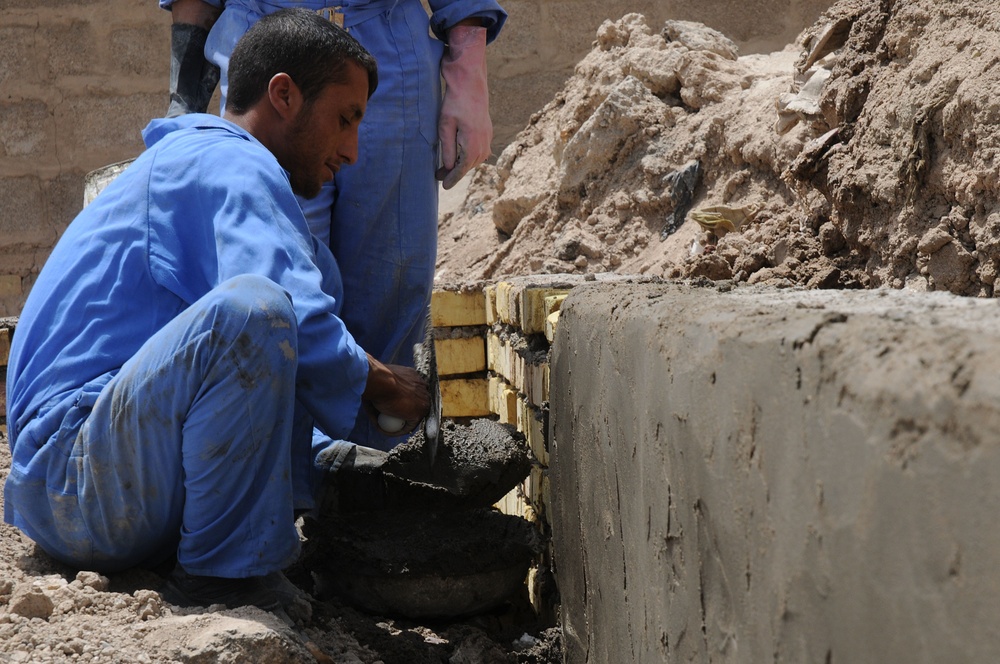 Iraqi Construction Workers Make Progress on Basra Talent School