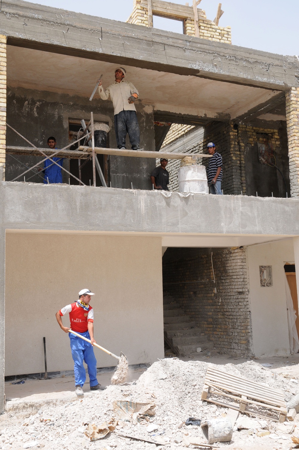 Iraqi Construction Workers Make Progress on Basra Talent School