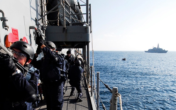 USS Kauffman works with Chilean navy