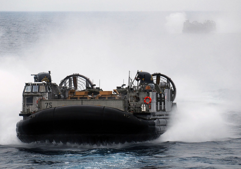 Landing craft steam from USS Bonhomme Richard