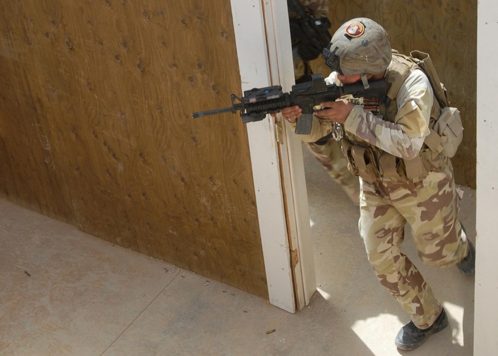 Iraqi special operations forces commandos train as they fight
