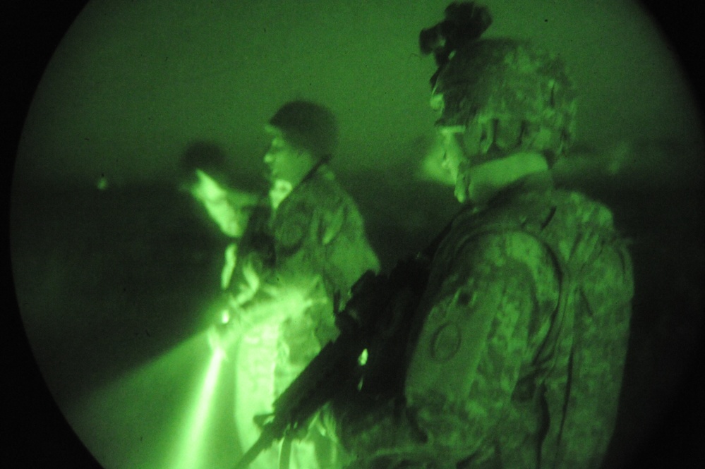 U.S., Iraqi forces conduct night mission