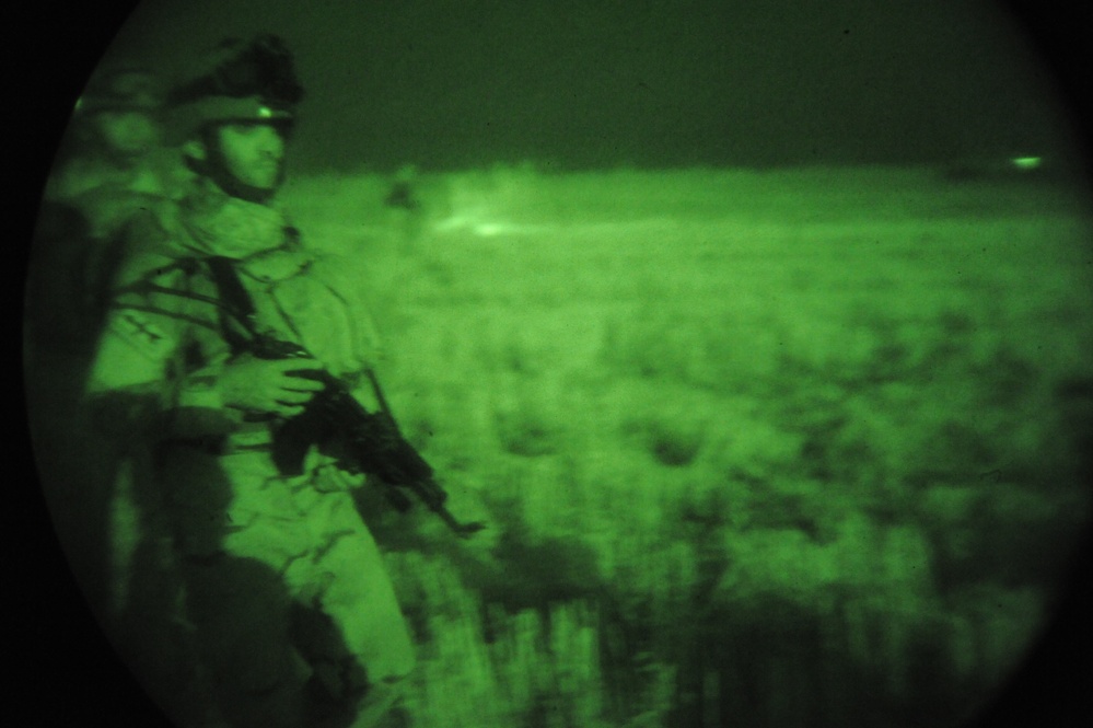 U.S., Iraqi forces conduct night mission