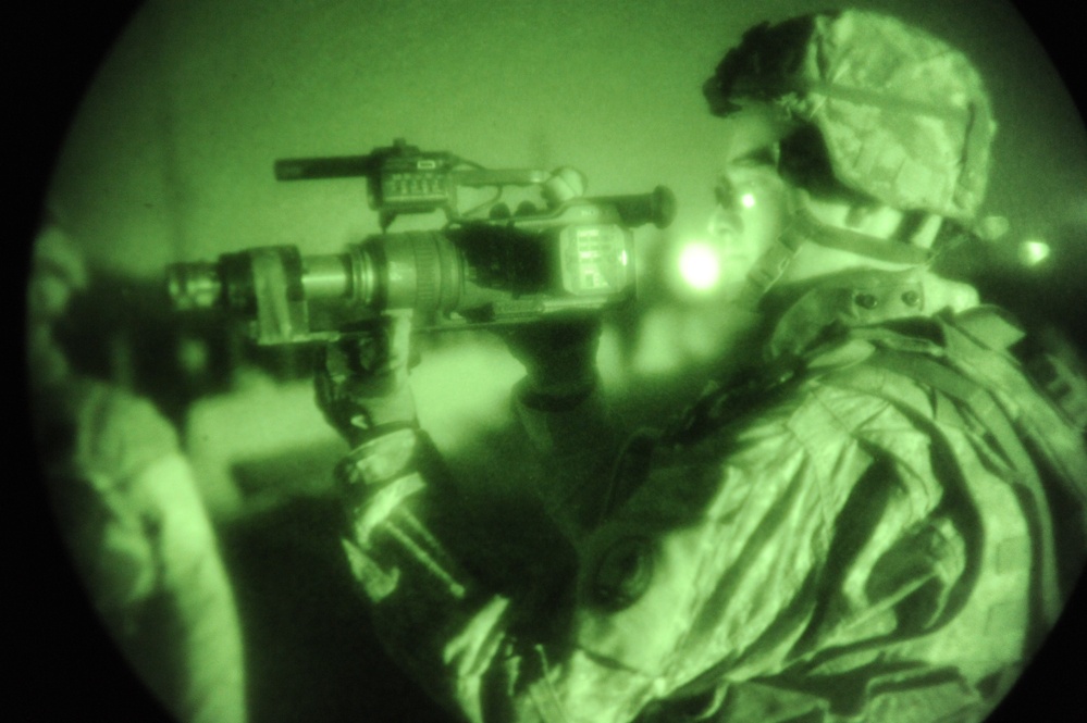 U.S., Iraqi forces conduct night mission
