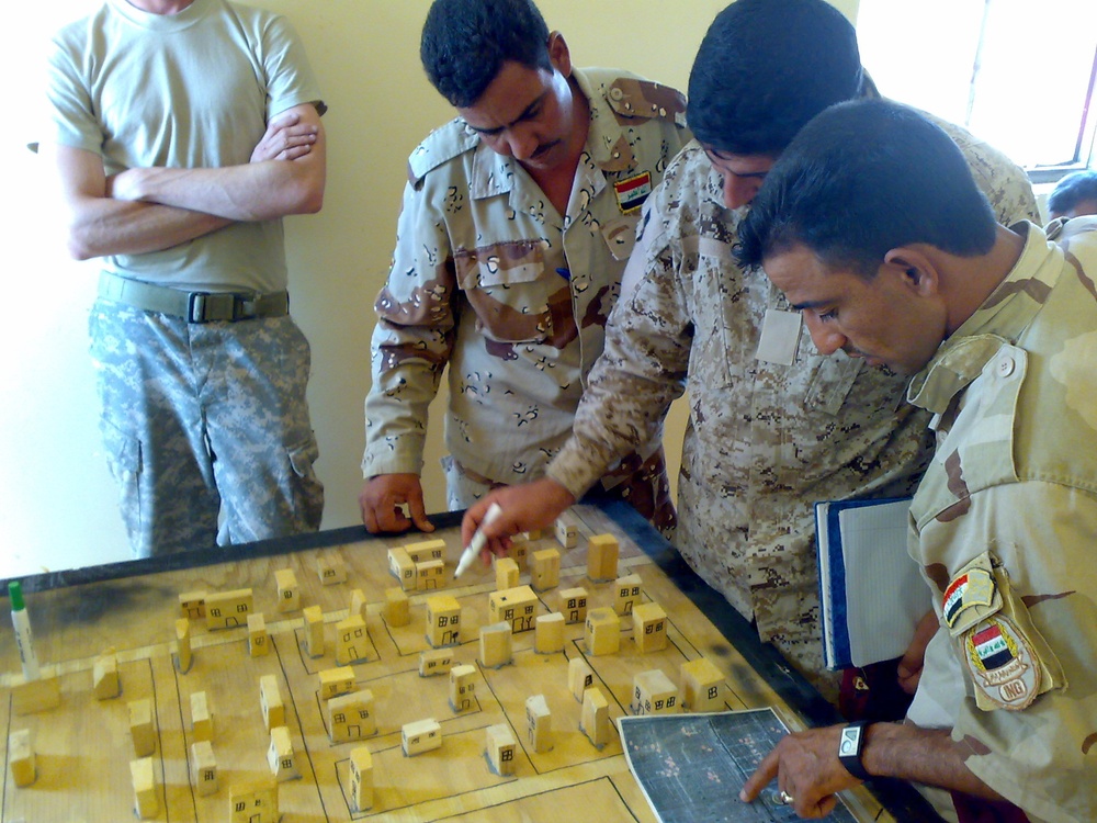 Iraqi non-commissioned officers attend master training course