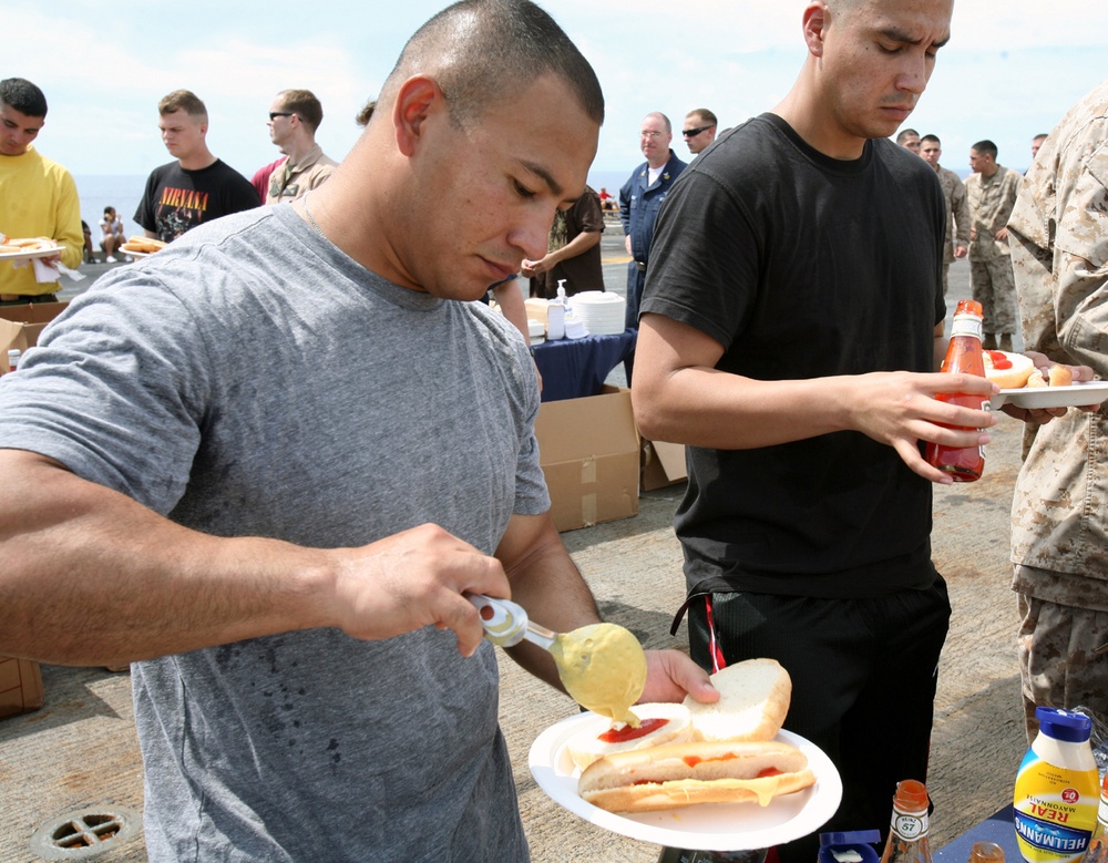 13th Marine Expeditionary Unit celebrates Independence Day at sea