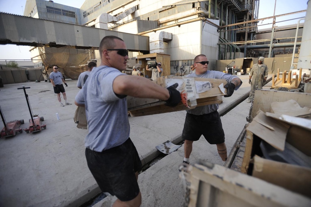 U.S. Soldiers kiss &quot;sugar shack&quot; goodbye: Highlander Brigade vacates base at defunct sugar factory in Majaar Al Kabir