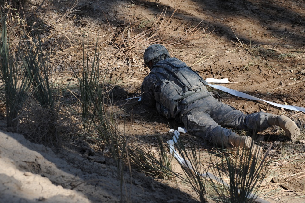 U.S., Iraqi soldiers clear minefield