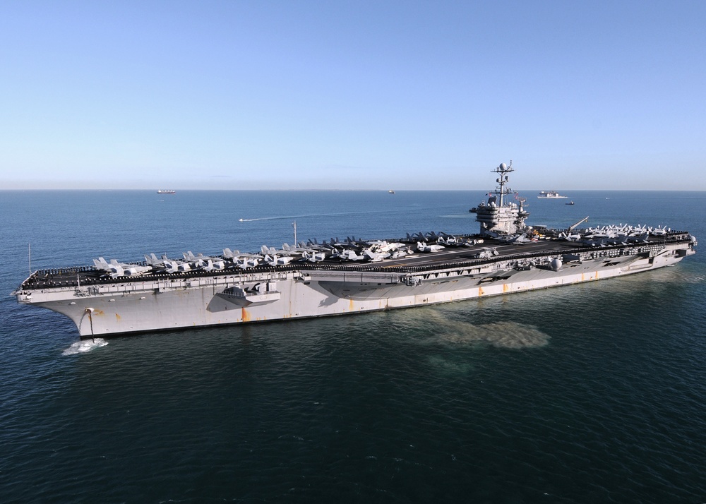 USS George Washington drops anchor off Australia