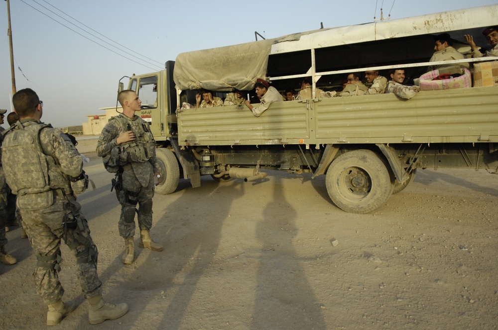 U.S. Soldiers Teach Iraqis Hand-To-Hand Combat