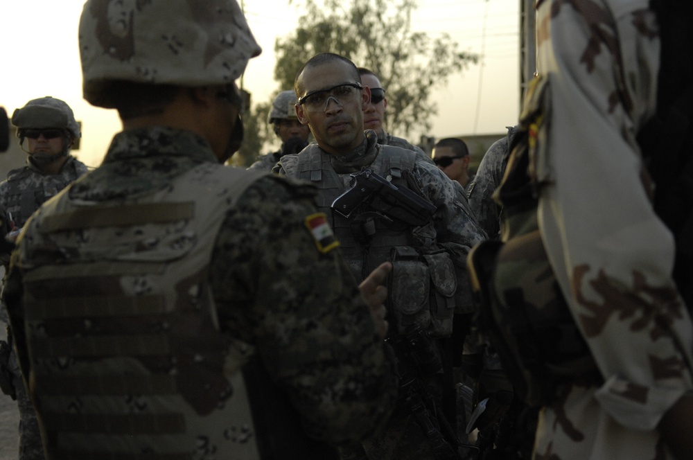 U.S. Soldiers Teach Iraqis Hand-To-Hand Combat