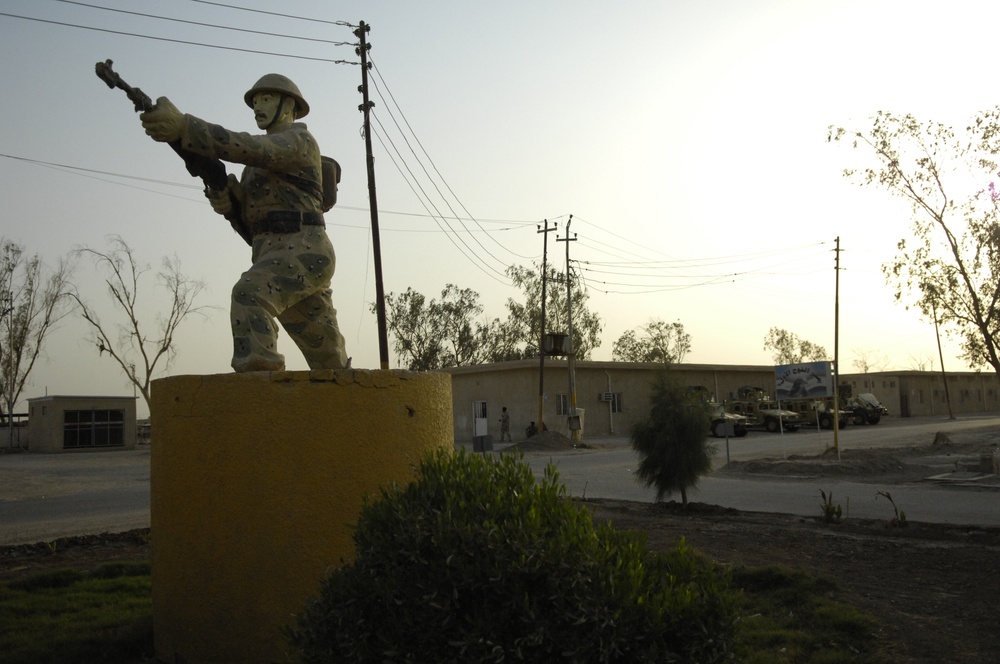 U.S. Soldiers Teach Iraqis Hand-To-Hand Combat