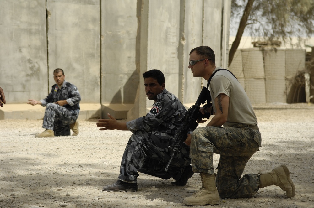 U.S. Soldiers Teach Iraqis Hand-To-Hand Combat