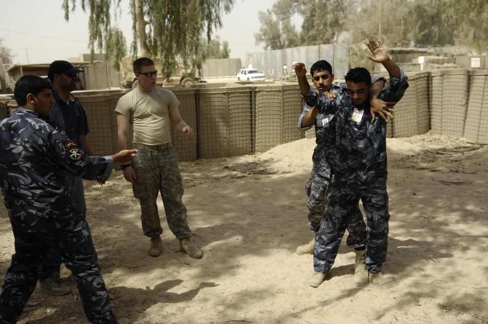 U.S. Soldiers Teach Iraqis Hand-To-Hand Combat