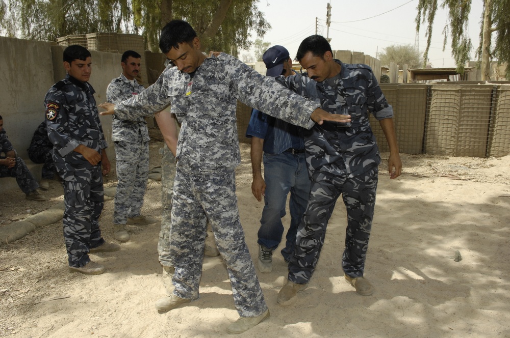 U.S. Soldiers Teach Iraqis Hand-To-Hand Combat