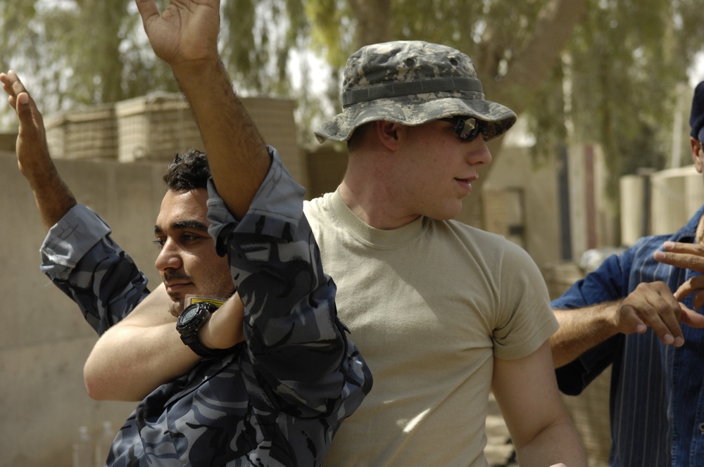 U.S. Soldiers Teach Iraqis Hand-To-Hand Combat