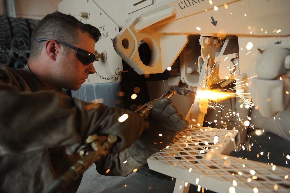 Kuwait-deployed service members dig and weld